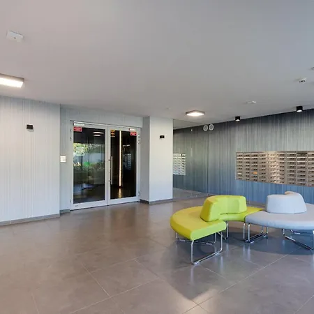 Modern With Balcony By Renters 格但斯克